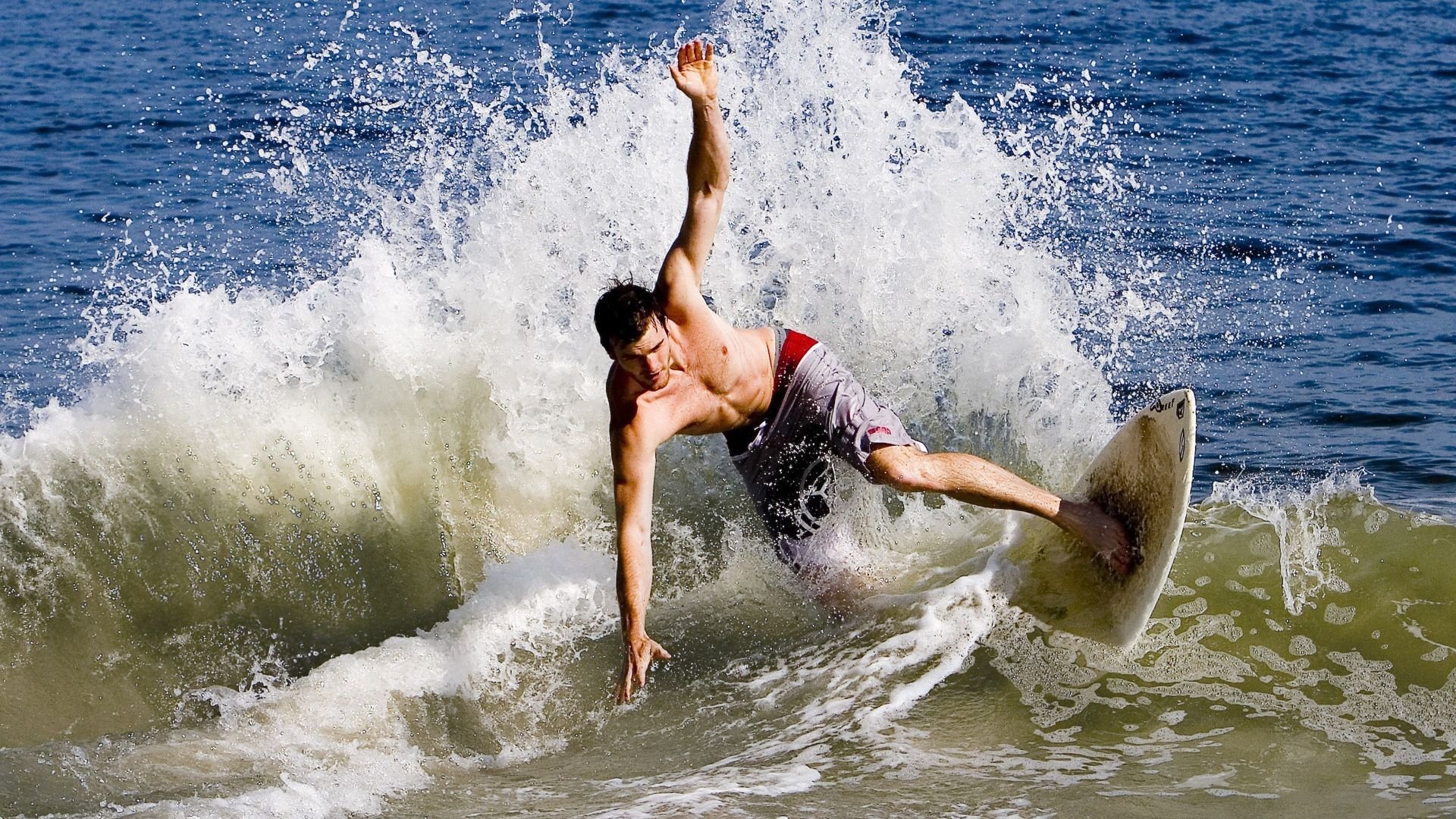 黄蜂防守端表现不俗多次造成对方失误，黄蜂控卫